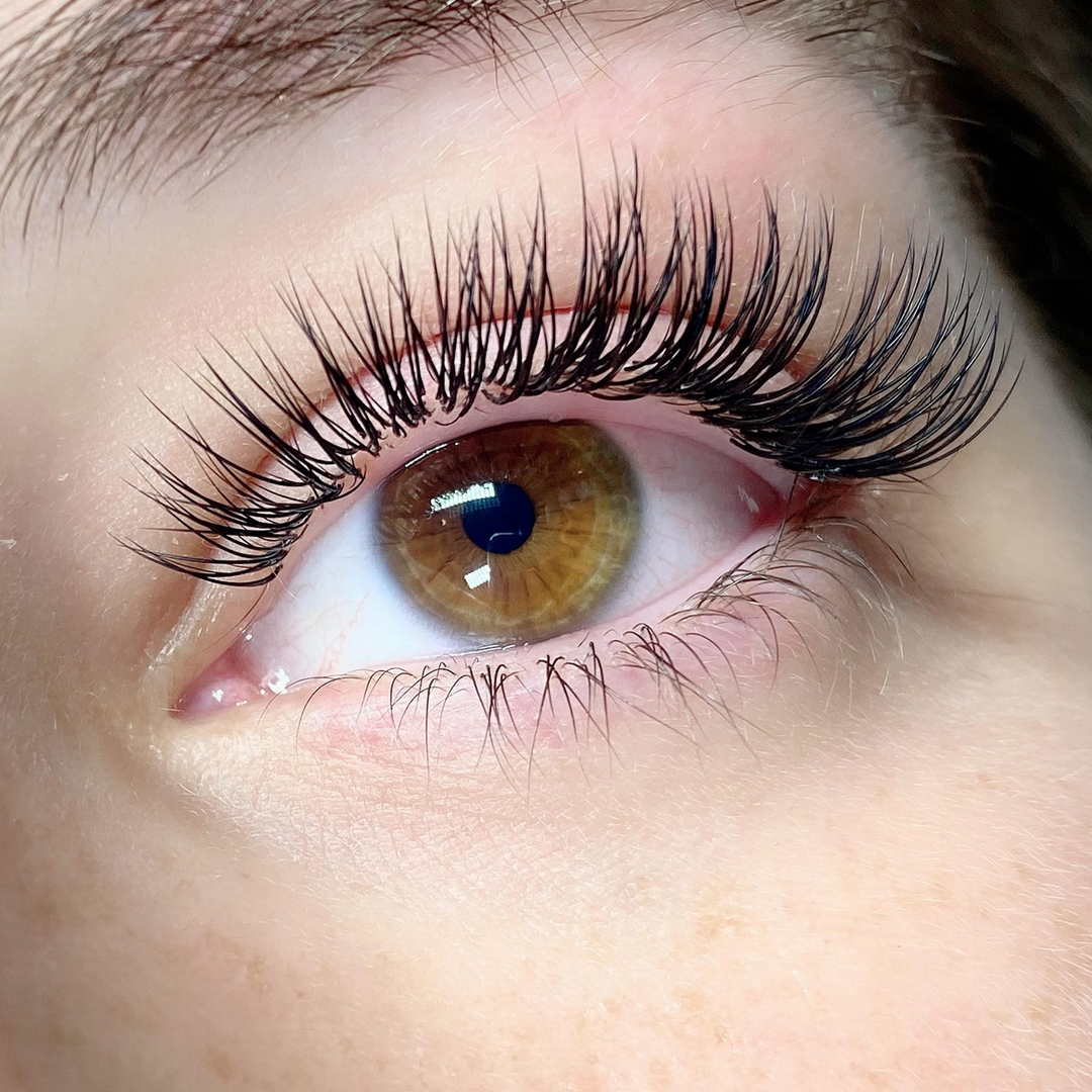 How to do classic eyelash extensions in August 2024 ?
